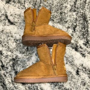 KOOLABURRA by UGGS. Toddler 6. Chestnut